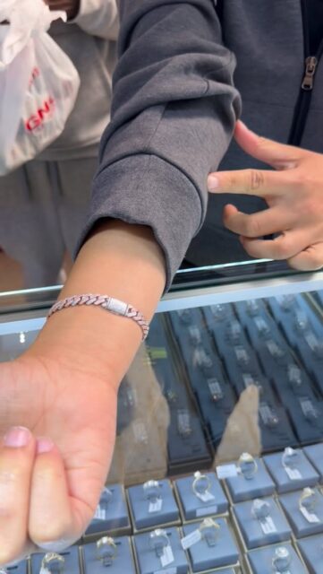 Diamond always dancing