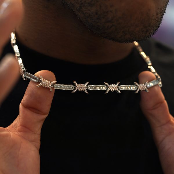 VVS Diamond dancing twisted-wire chain