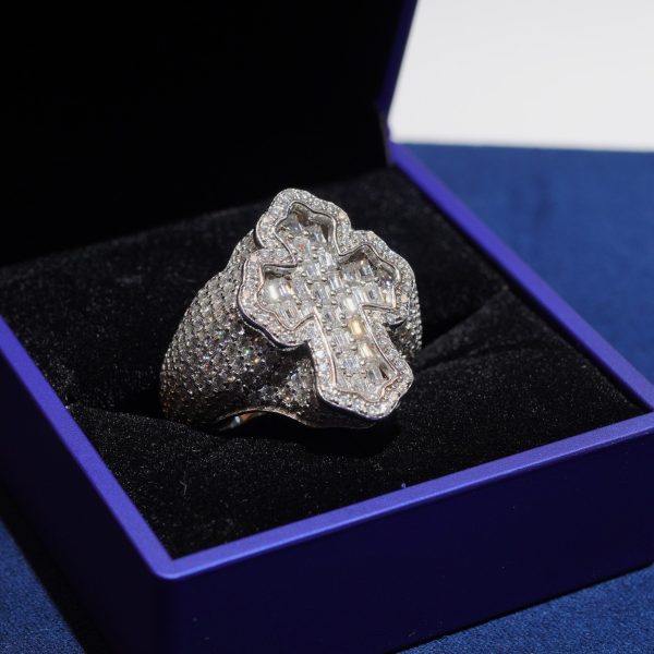 VVS Diamond Dancing cross ring features a bold, multidimensional cross design