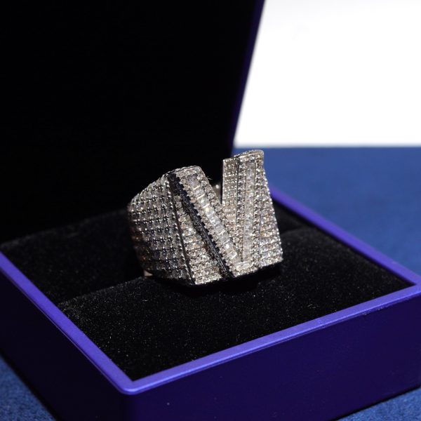 This stunning “V” initial ring